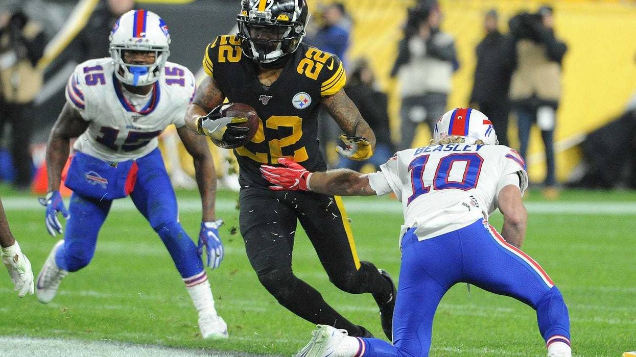 Steven Nelson with the football