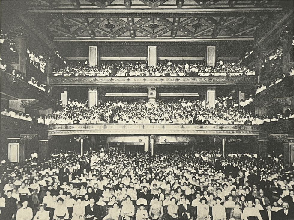 Studebaker Theater audience in 1910