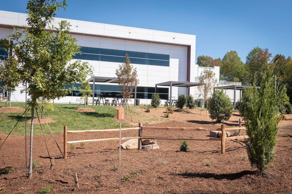 Surrounding the back of the training center is a Carolina Fence, which complements BMW’s biodiversity strategy. This fence incorporates both natural and cultural elements, which have been designated as symbols of the state of South Carolina.