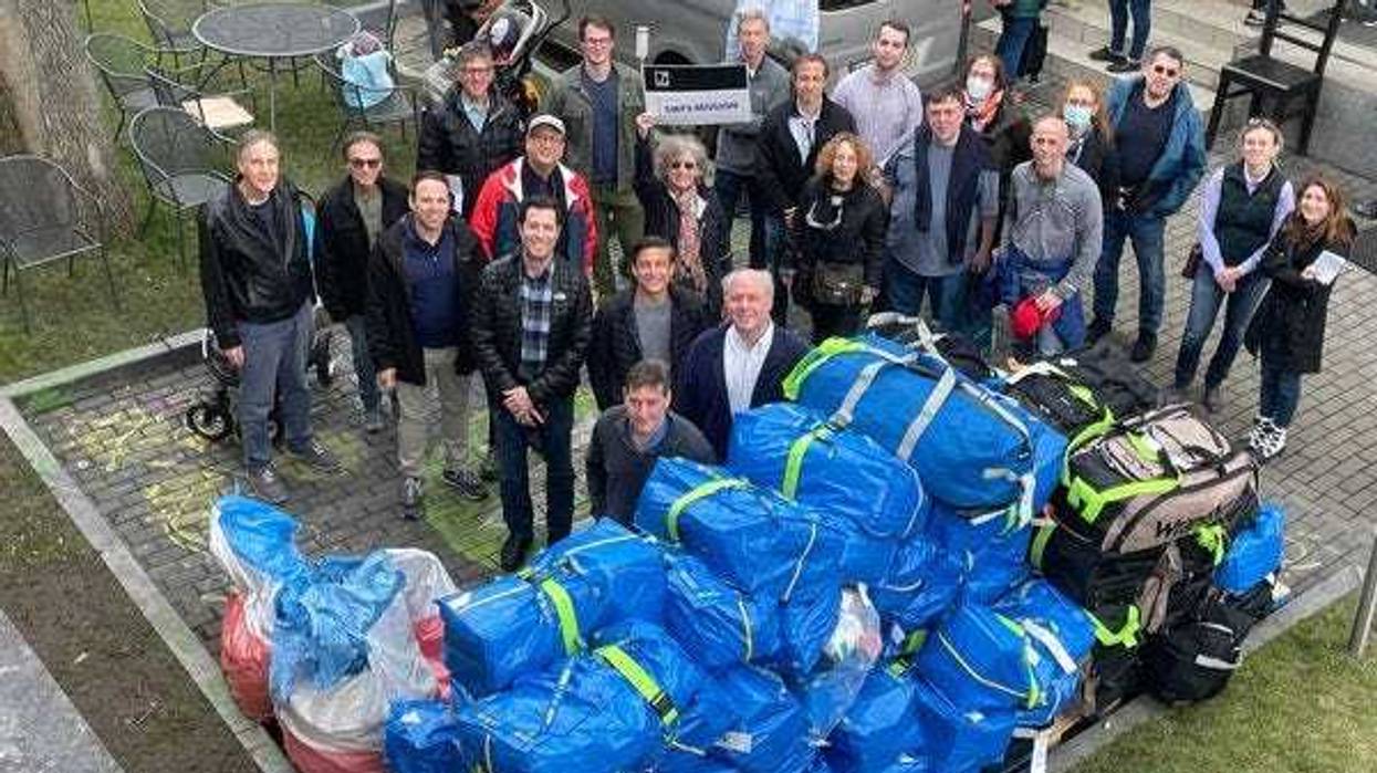 Synagogue members with supplies for Ukrainian refugees