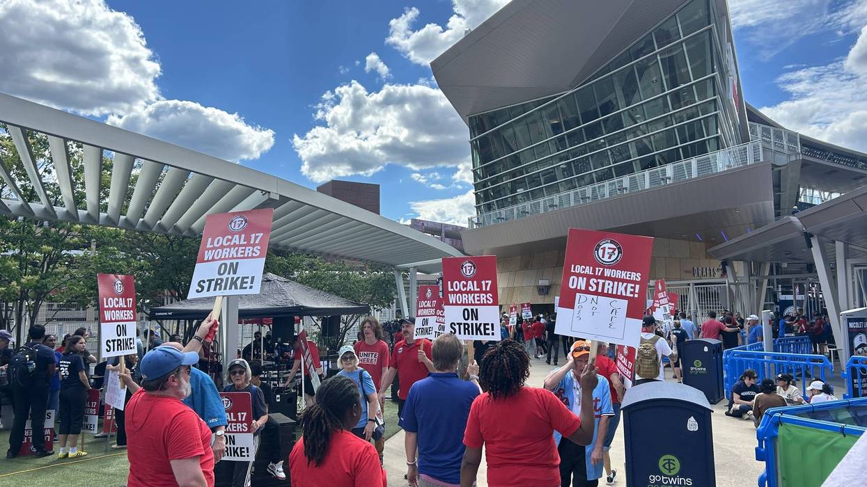 Coming off one-day strike, concession workers at Target Field to meet with a mediator Tuesday