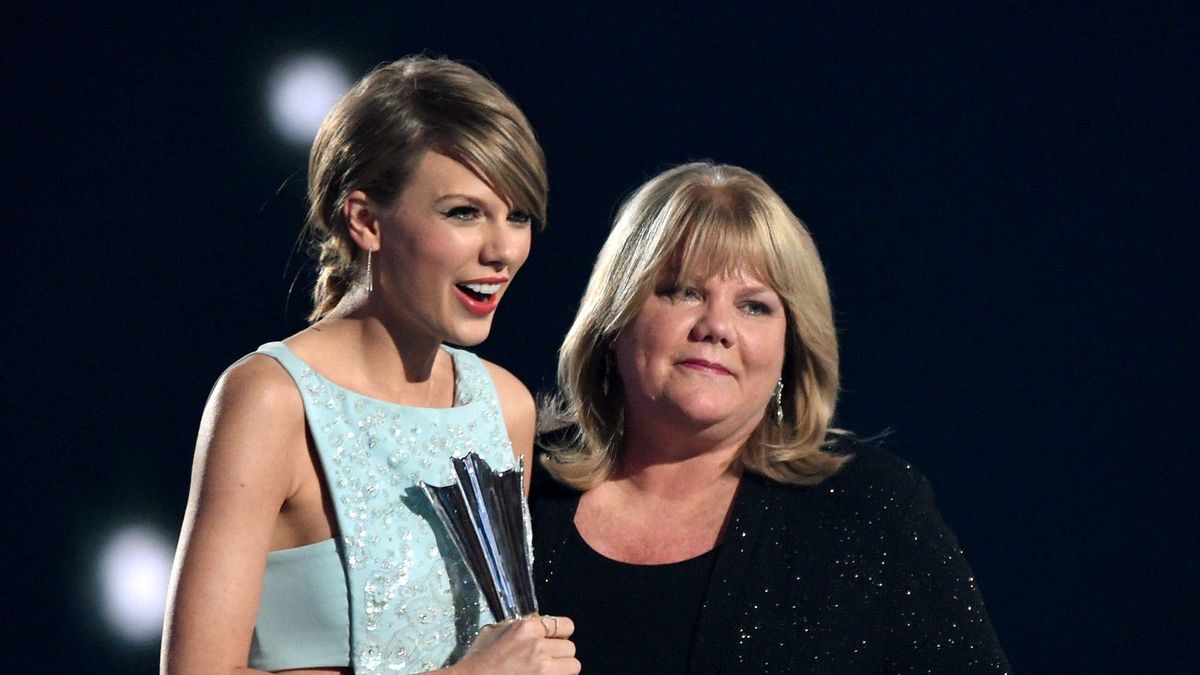 Taylor Swift and Andrea Swift