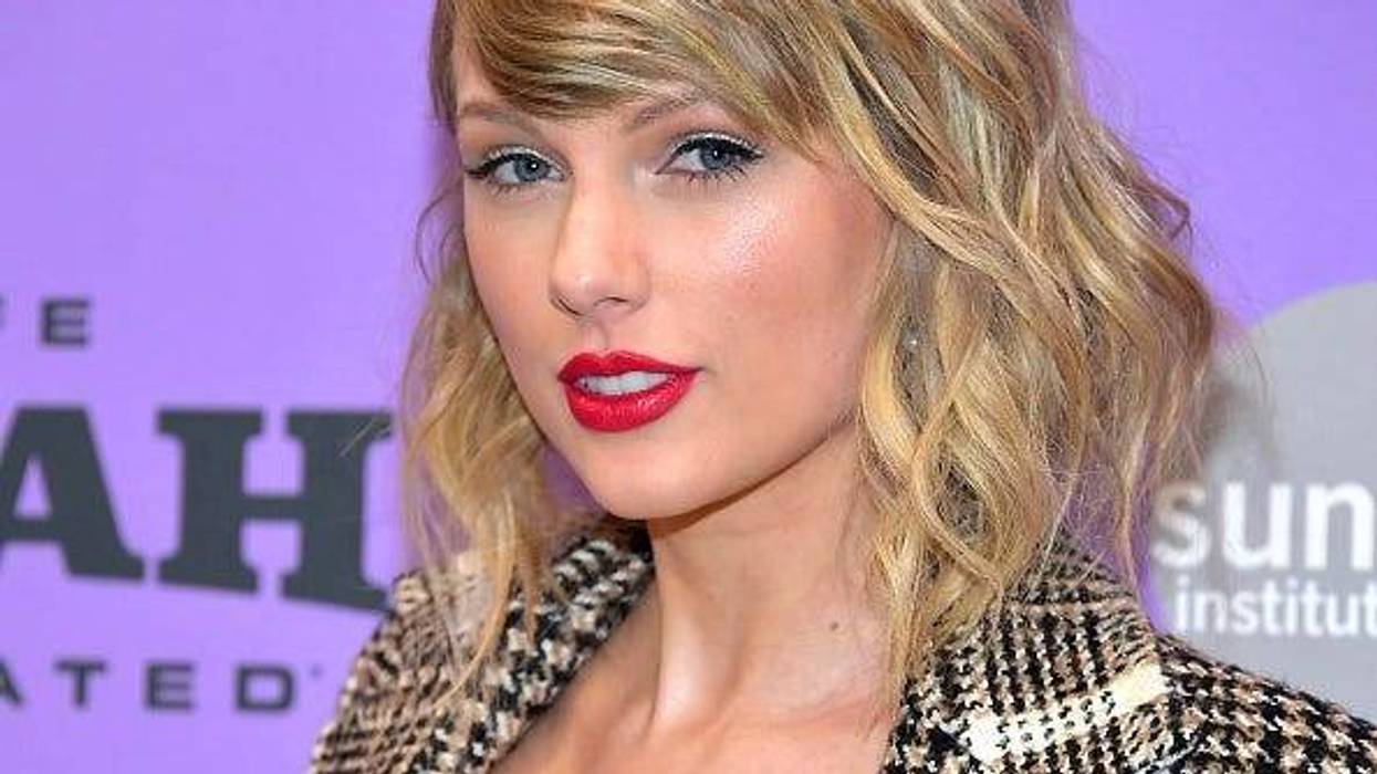Taylor Swift urges people to stay home amid coronavirus pandemic