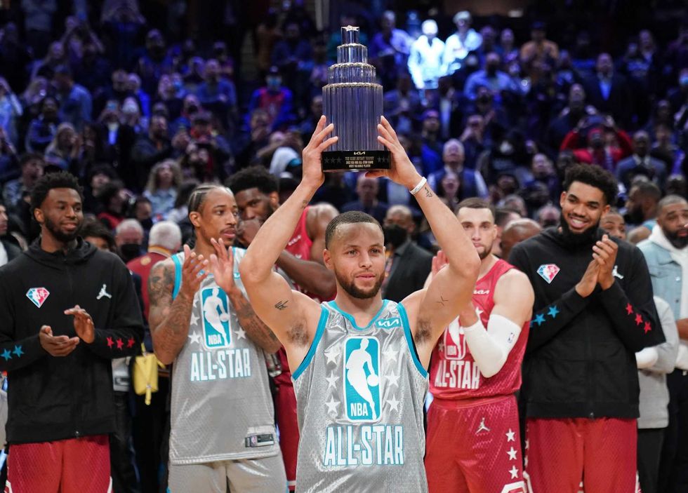 Team LeBron guard Stephen Curry (30) lifts the Kobe Bryant Trophy after the 2022 NBA All-Star Game at Rocket Mortgage FieldHouse.