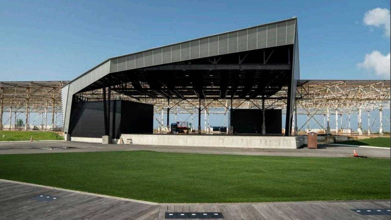 Terminal B amphitheater