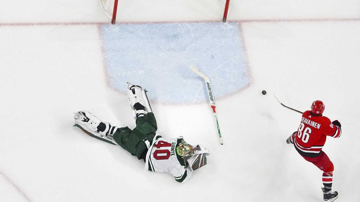 Teuvo Teravainen scores on Devan Dubnyk