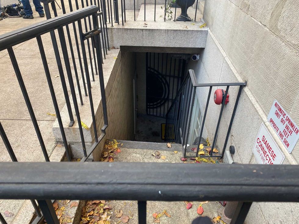 The burglar entered De Niro