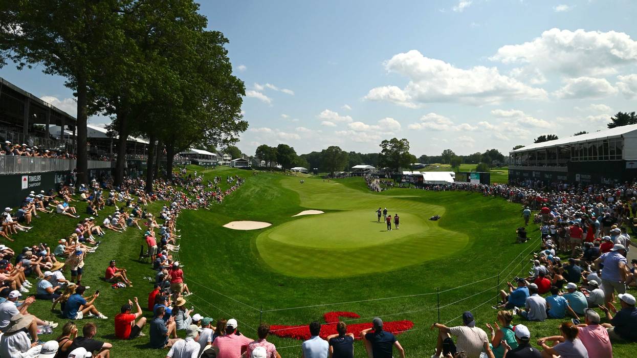 The crowd surrounds the 18th green as Scottie Scheffler and J.J. Spaun finish their second round at the Travelers Championship, 6/20/25