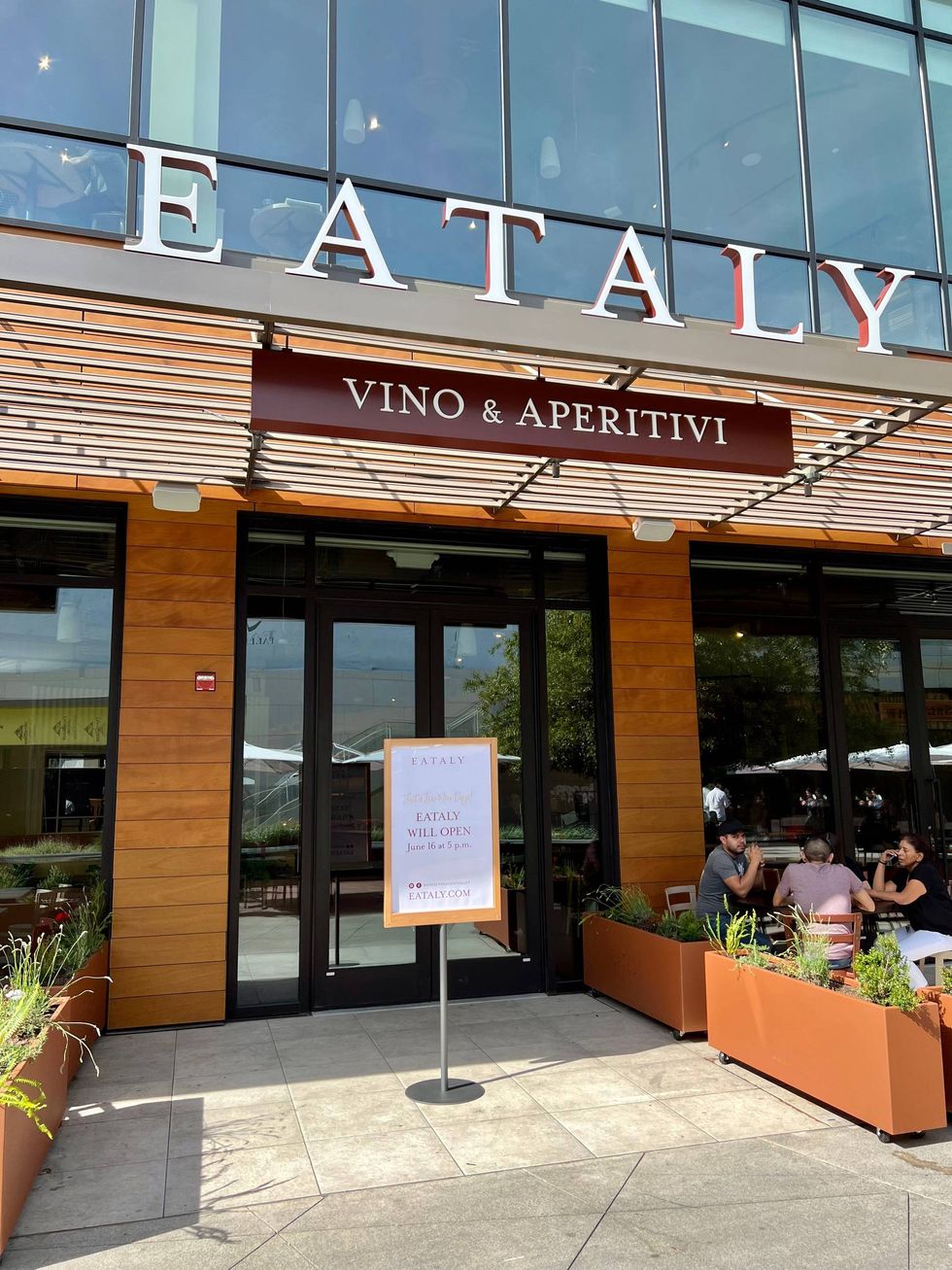 The entrance to Eataly.