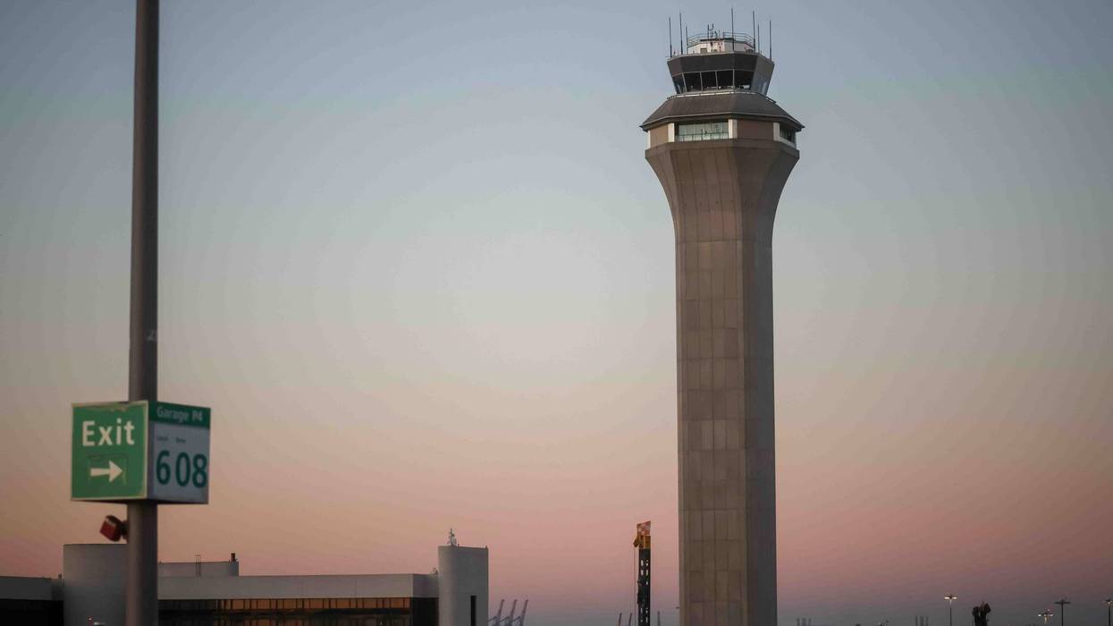 Newark Airport sees long delays over air traffic control glitch