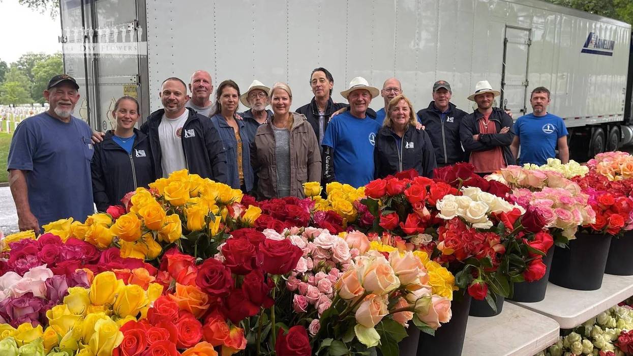 Volunteers needed to place 200,000 flowers at Arlington National Cemetery