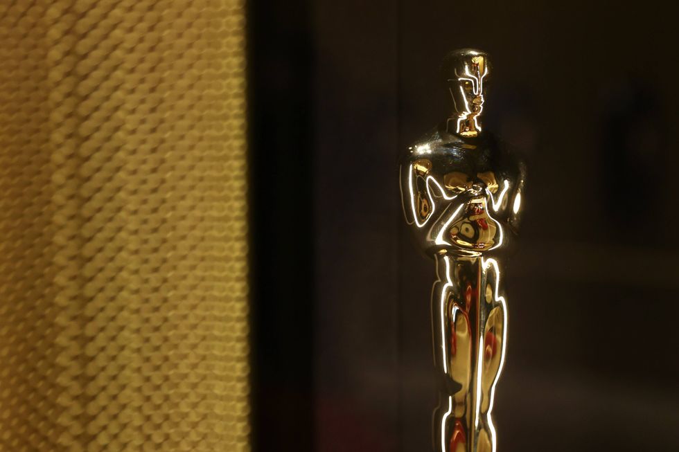 Oscars to give 8 awards prior to live telecast