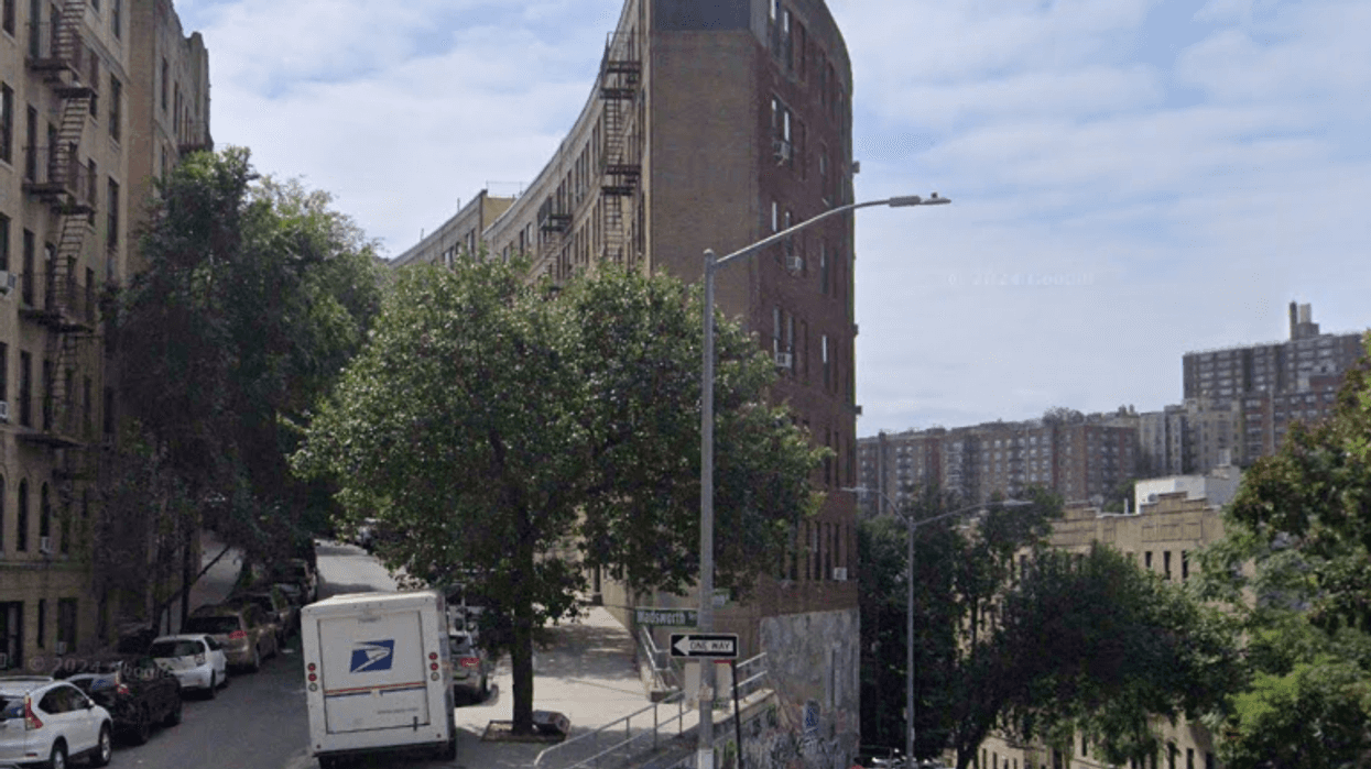 Bottle collector finds decomposing body in Manhattan alleyway
