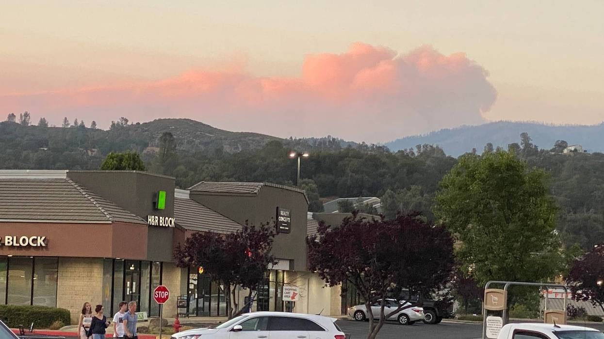 The smoke from the Washburn Fire visible from Oakhurst.
