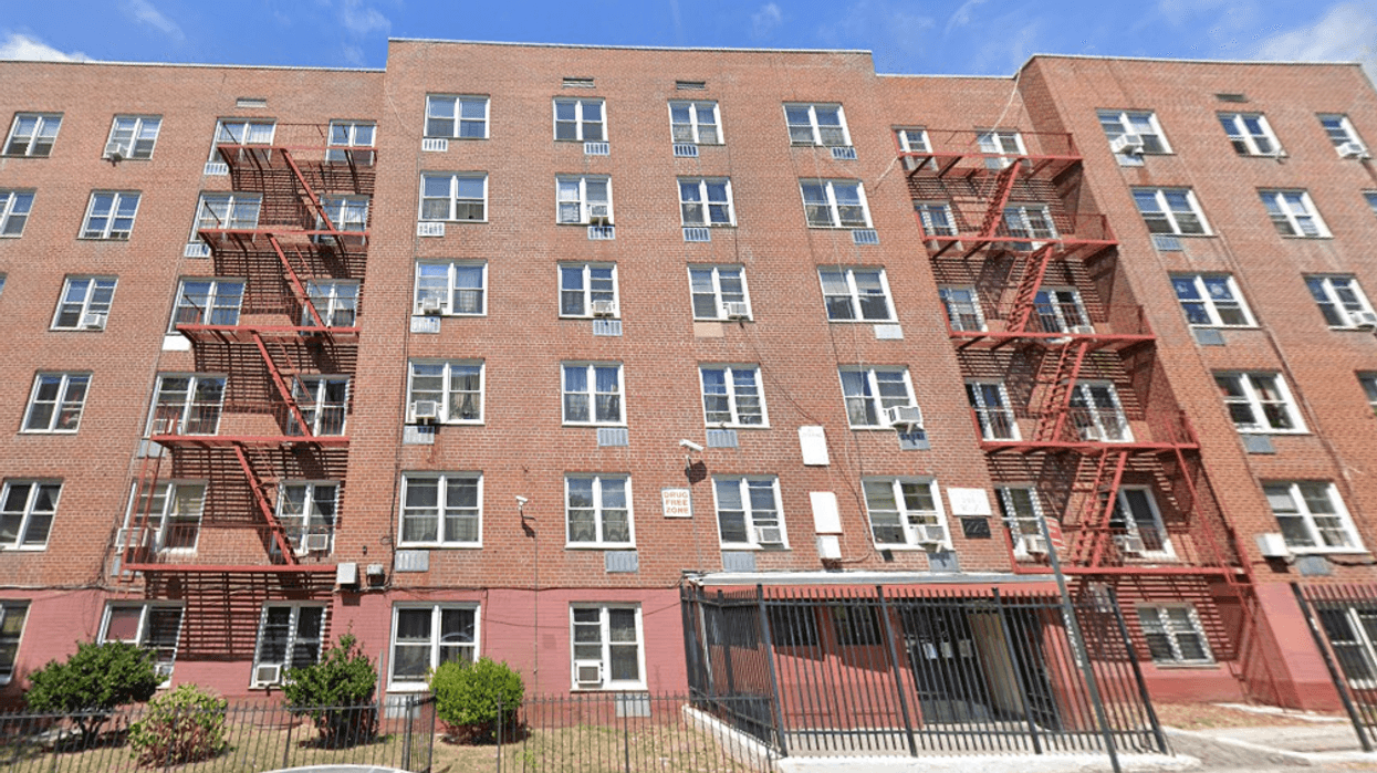 The Staten Island apartment building where police found a man who had been shot in the face on Saturday.