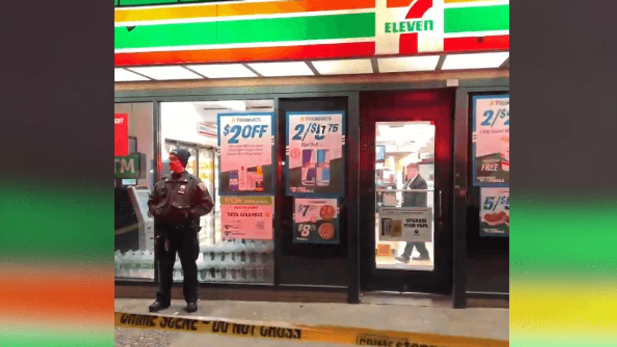 Thieves fire gun inside Manhattan 7-Eleven, steal cash