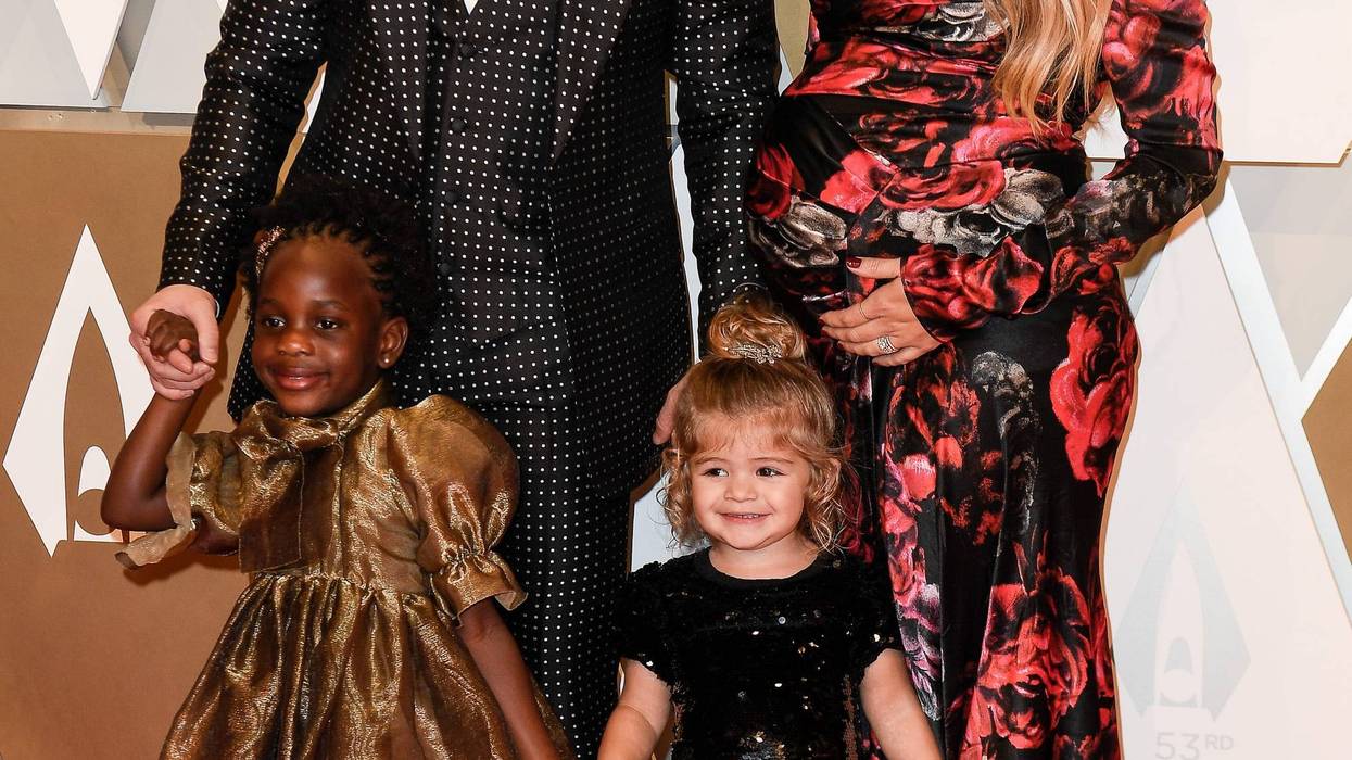 Thomas Rhett, Lauren Akins, and family on the red carpet prior to the 53rd Country Music Association Awards