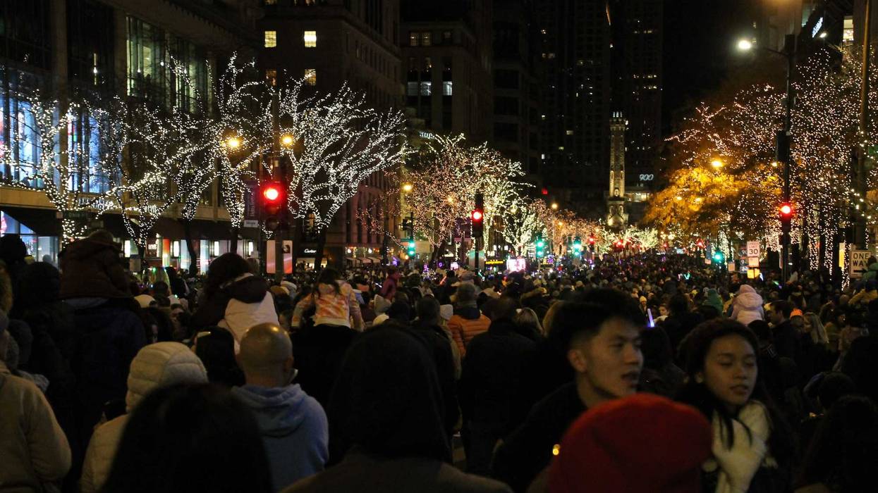 Thousands show up to Lights Festival on Mag Mile.