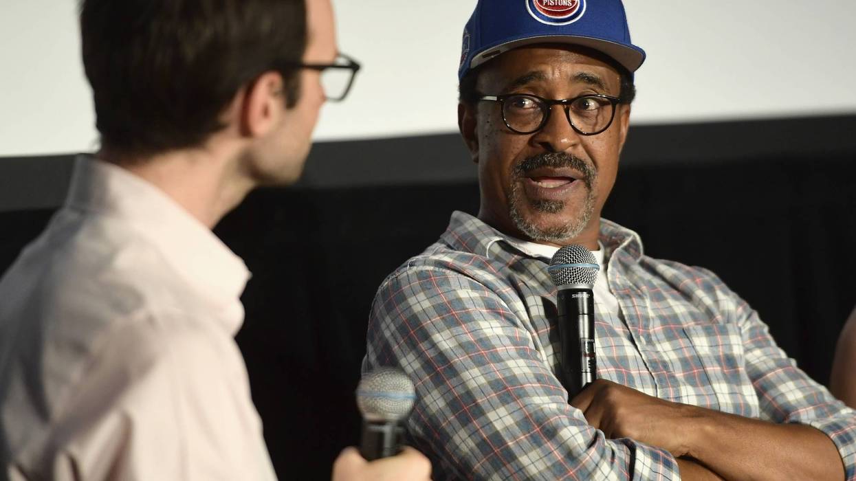 Tim Meadows wearing Detroit Pistons hat