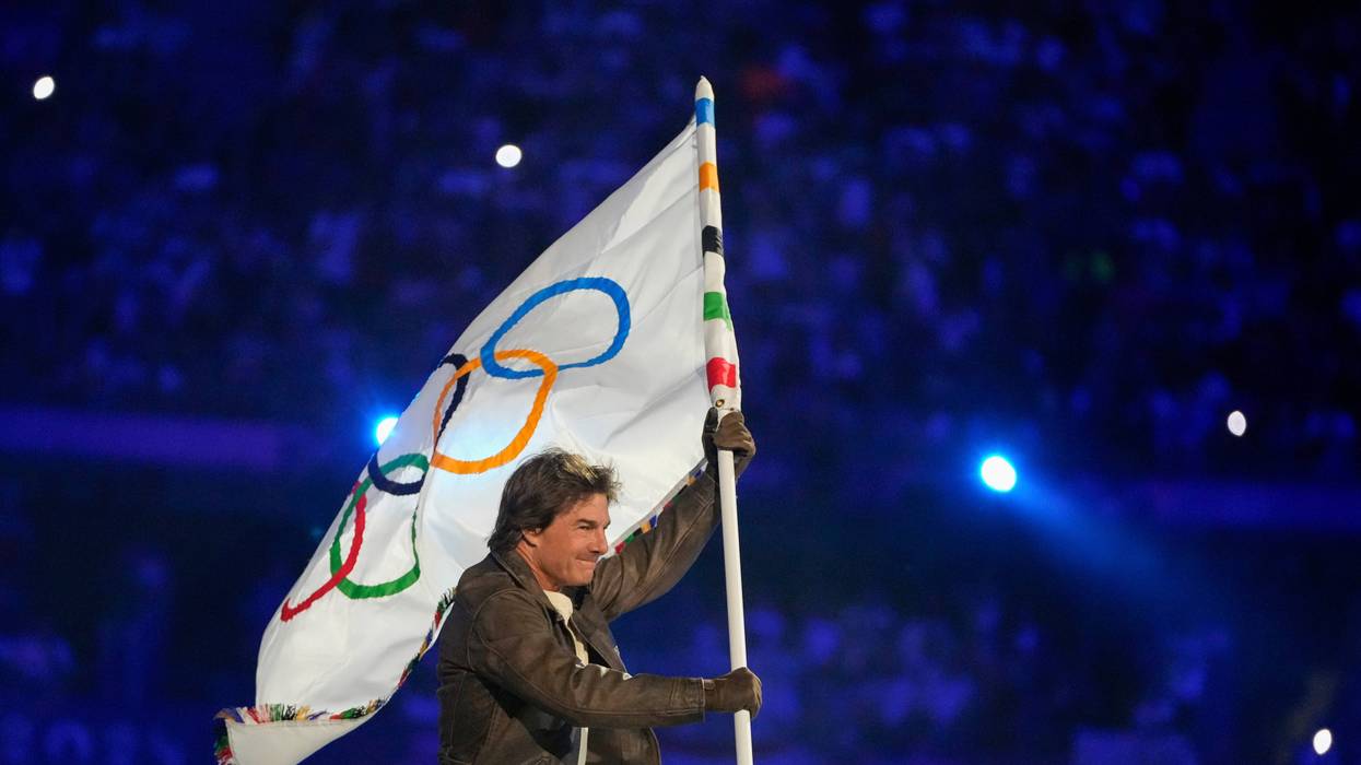 Tom Cruise porta la bandera olímpica