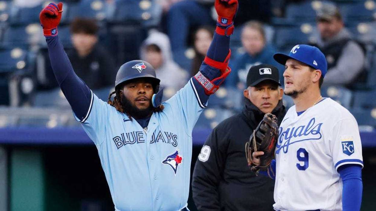 Toronto Blue Jays' Vladimir Guerrero Jr., left, reacts after hitting a single, next to Kansas City Royals first baseman Vinnie Pasquantino (9)
