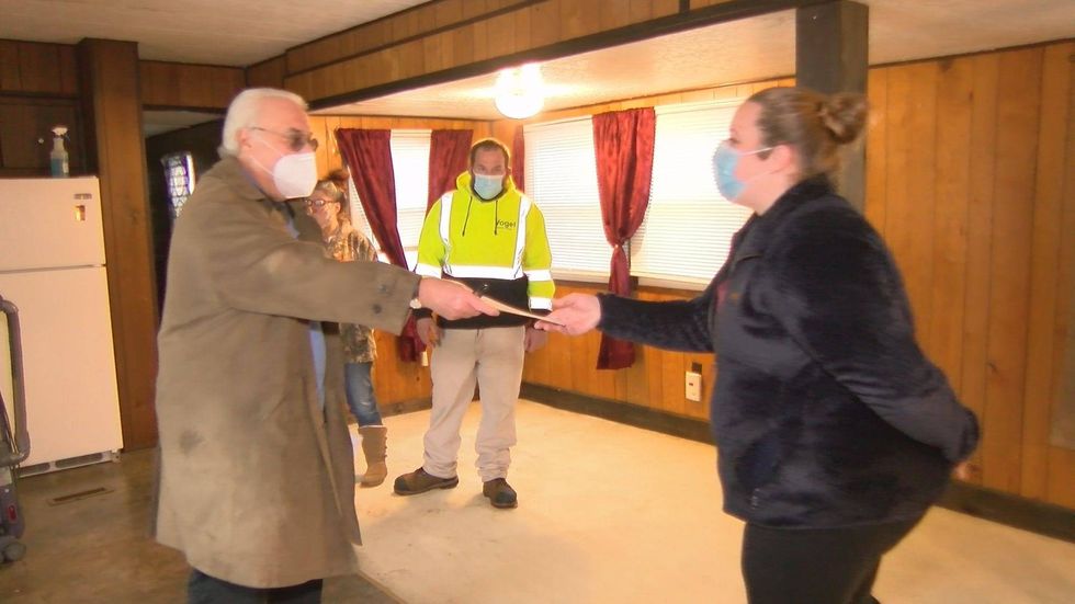 Total stranger, Dale Kleiner, pays the entire cost of the trailer home.