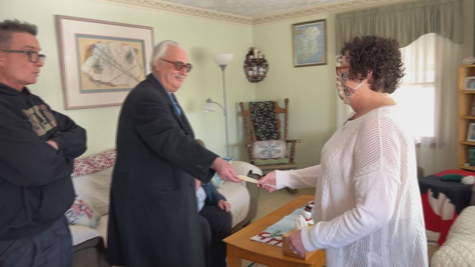 Total stranger delivers $10,000 check to help Colleen fight her lung cancer.