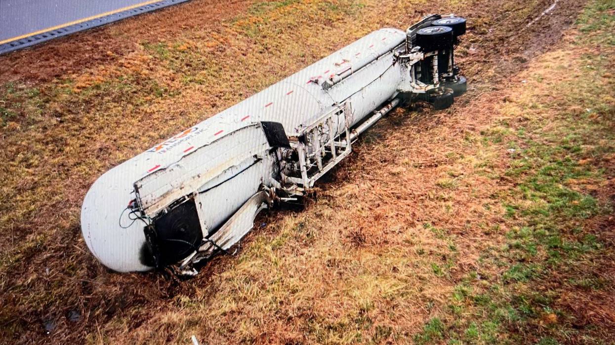Tractor trailer fallen into median off of I-85 in Mecklenburg County