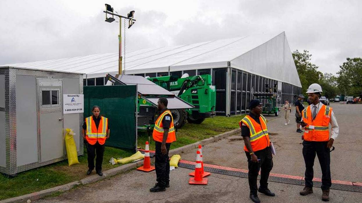 Tuesday's Siena poll found a significant contrast to August's poll when it came to how New Yorkers felt about migrants. Two political analysts say it's almost impossible to politically navigate the issue.