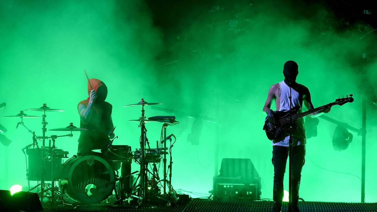 Twenty One Pilots perform on the 2016 American Music Awards