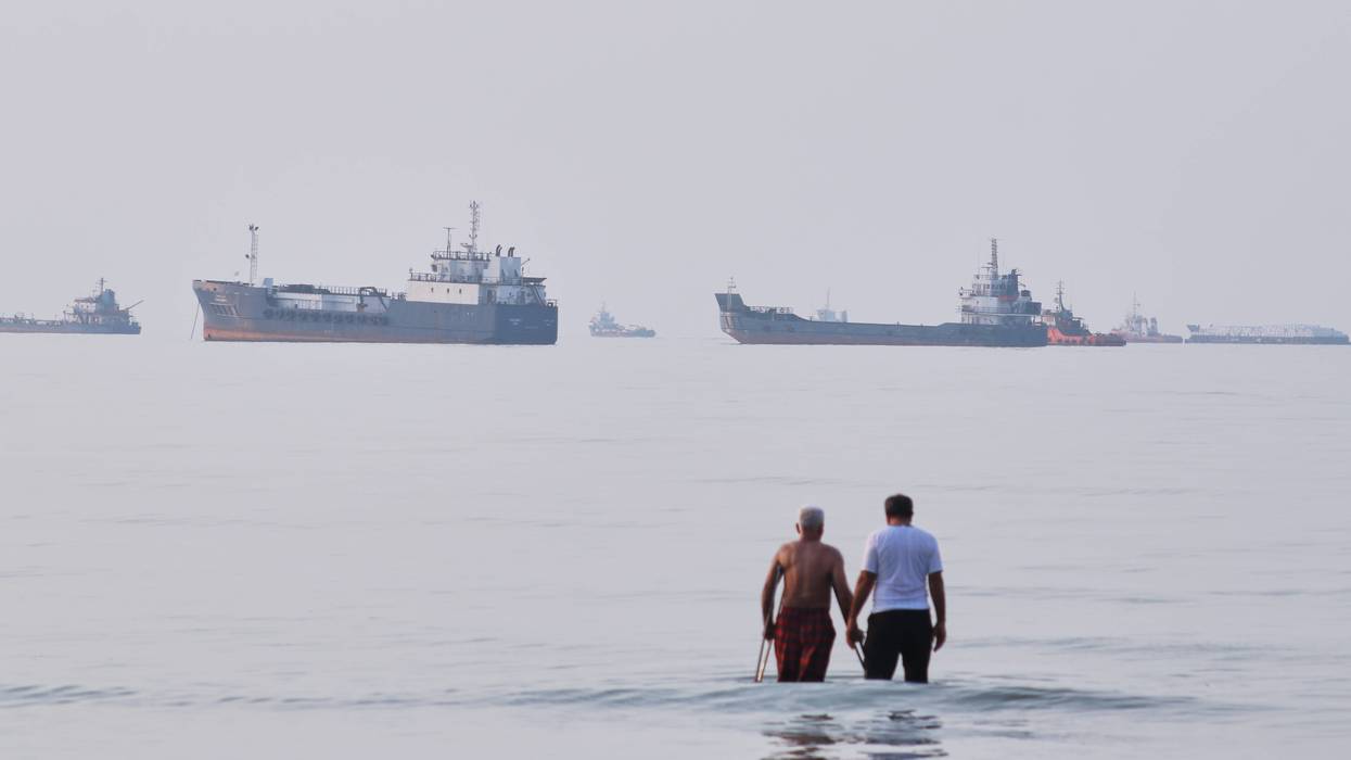 US pauses attacks on Iran for a second straight day and Tehran does too