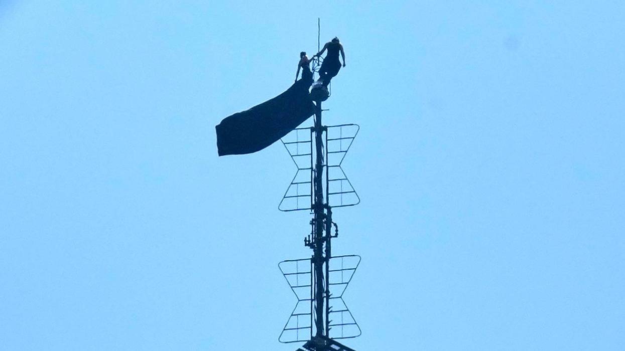 2 people scale Empire State Building, hang 'power of love' banner