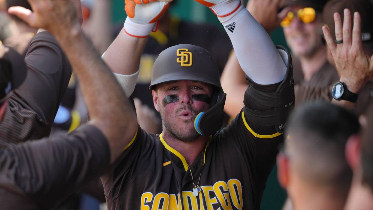 Padres pile up 19 runs, avoid sweep in Kansas City