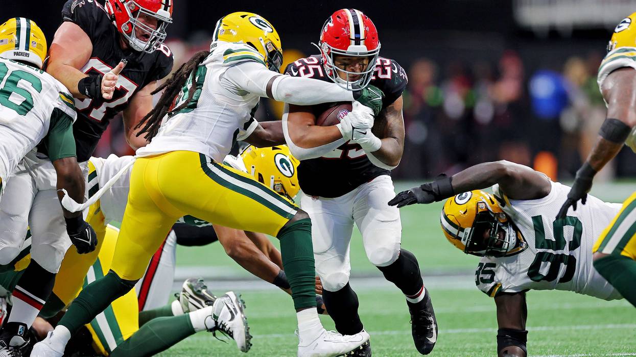Tyler Allgeier #25 of the Atlanta Falcons runs the ball against De'Vondre Campbell #59 of the Green Bay Packers during the third quarter