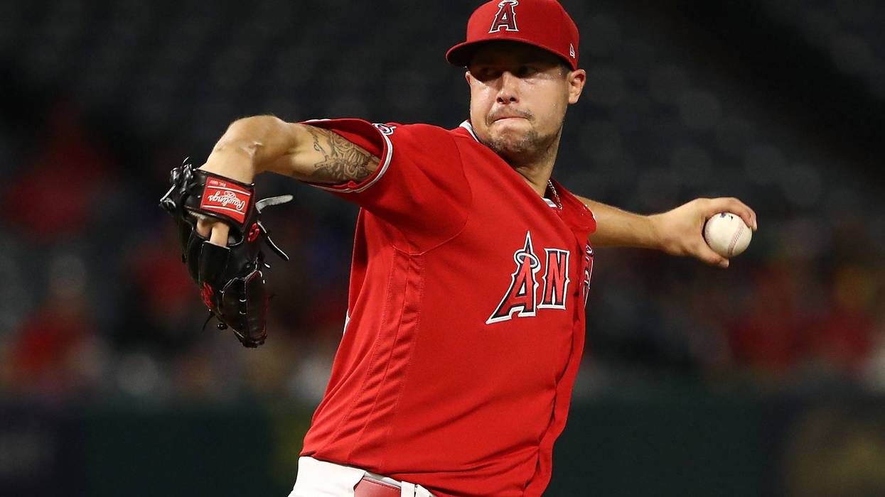 Tyler Skaggs pitching a ball