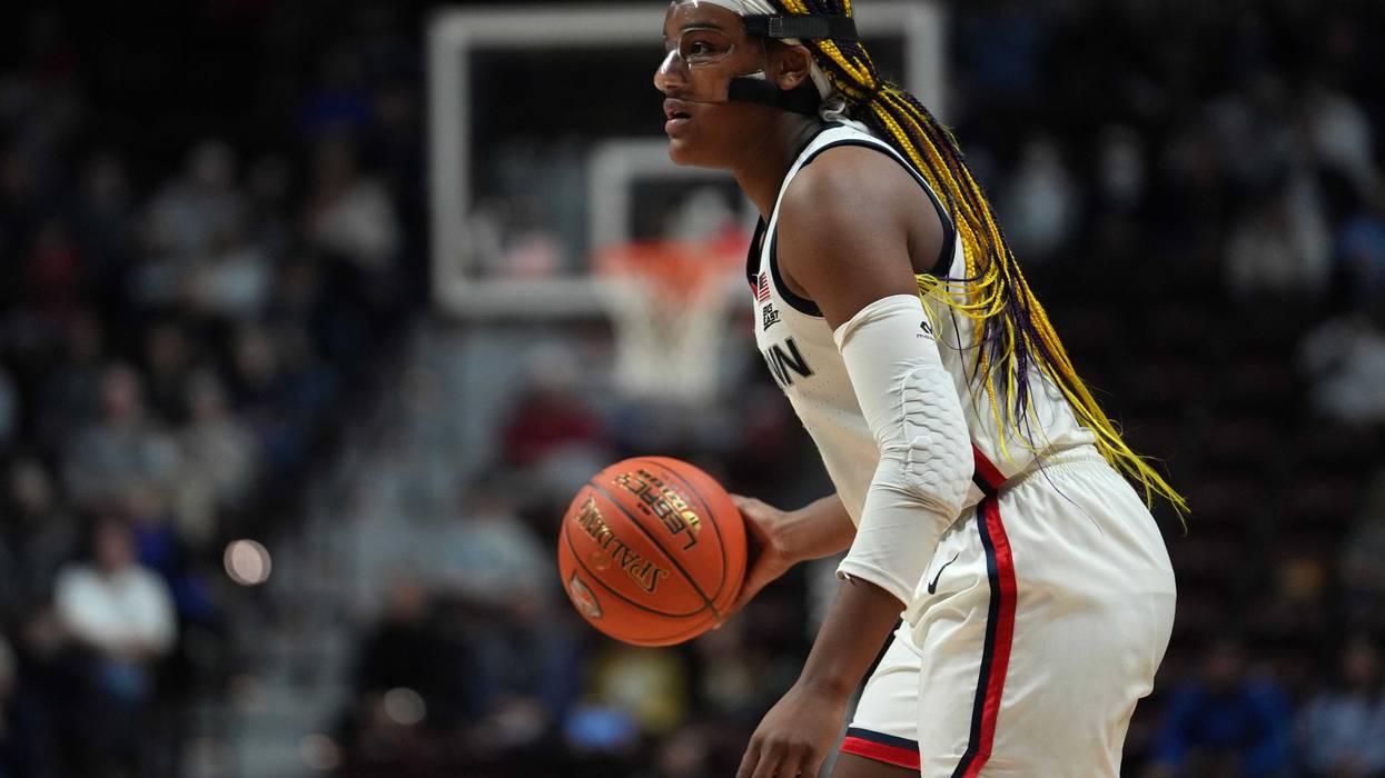 UConn's Aaliyah Edwards dribbles the ball against Florida St. during the second half of a Huskies win at Mohegan Sun, 12/18/22.