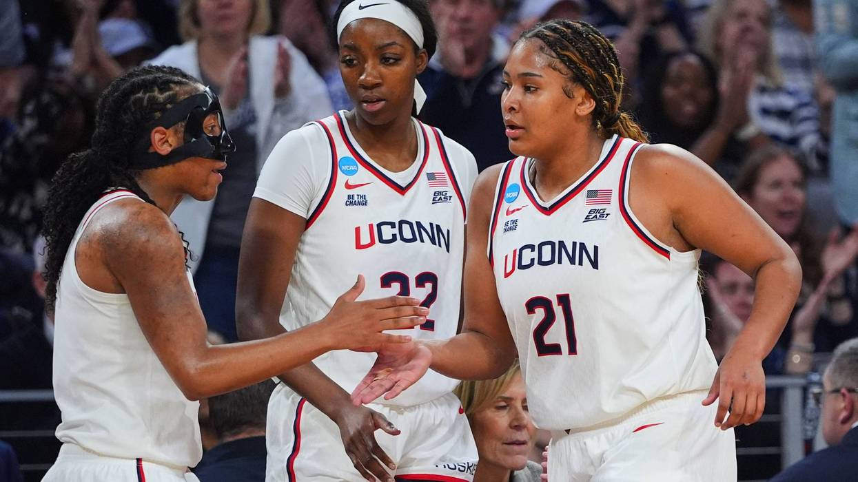 Sarah Strong has a double-double and defending champ UConn cruises to Elite Eight, beating UNC 63-42