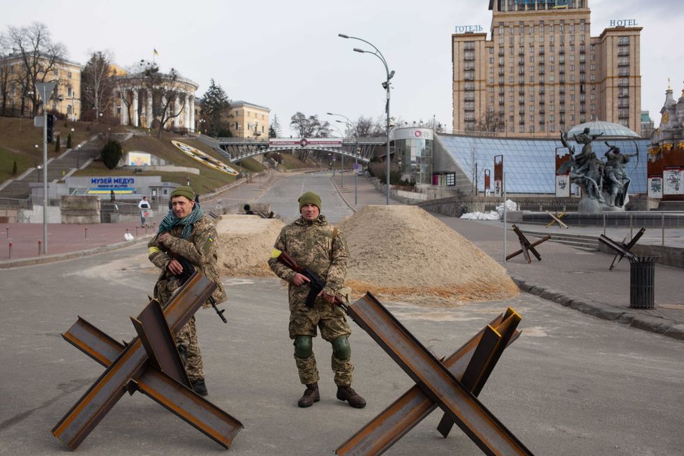 Ukrainian servicemen guard the checkpoint in the Independence Square on March 4, 2022 in Kyiv, Ukraine