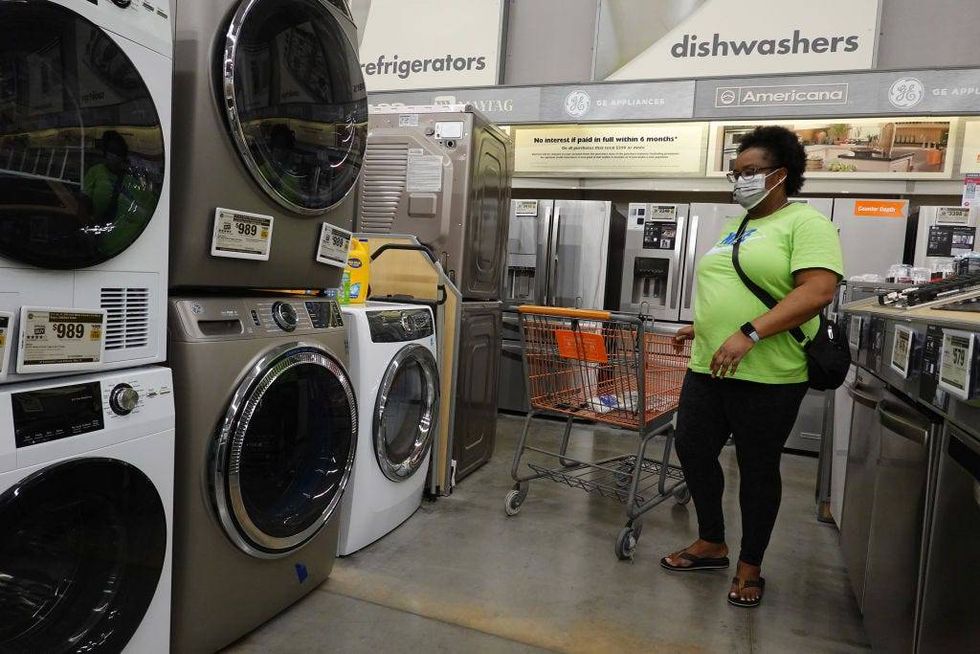 Una cliente usa mascarilla en una tienda de Home Depot