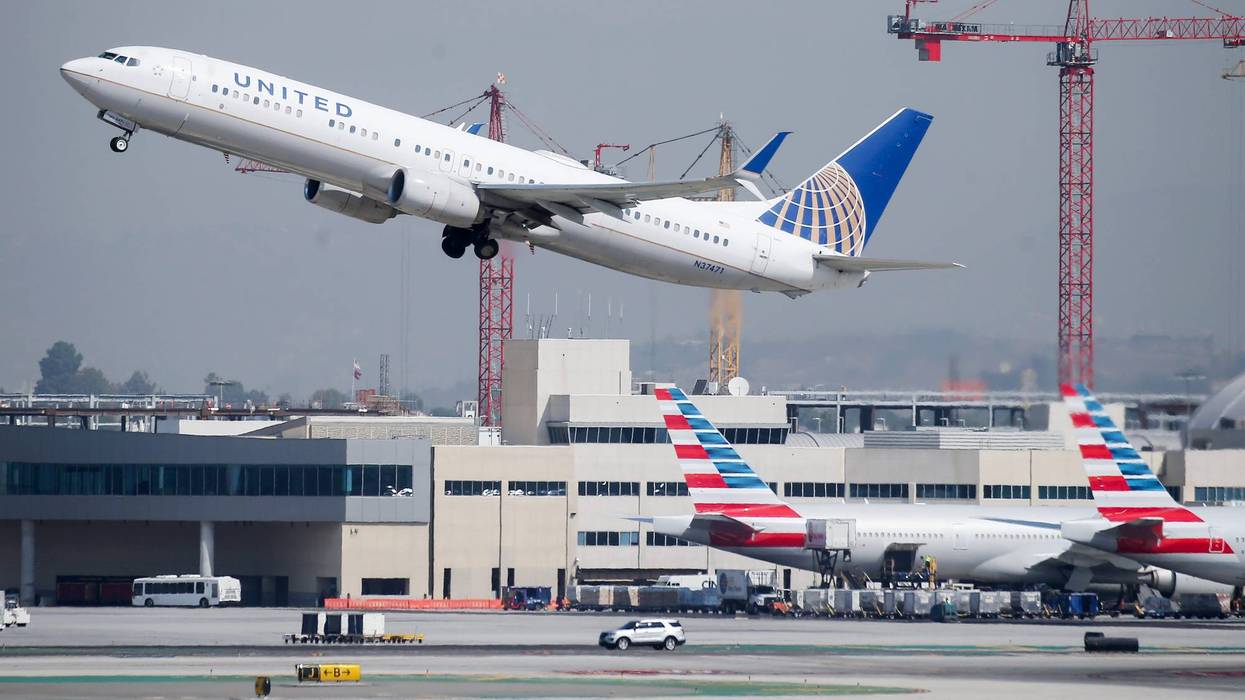 united airlines plane taking off