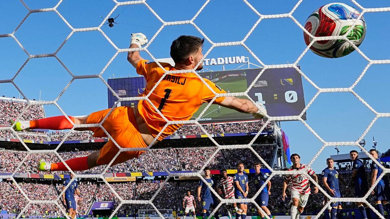 USA beats Bosnia-Herzegovina 2-0 with just 10 men, advances to round of 16, keeps World Cup dream alive