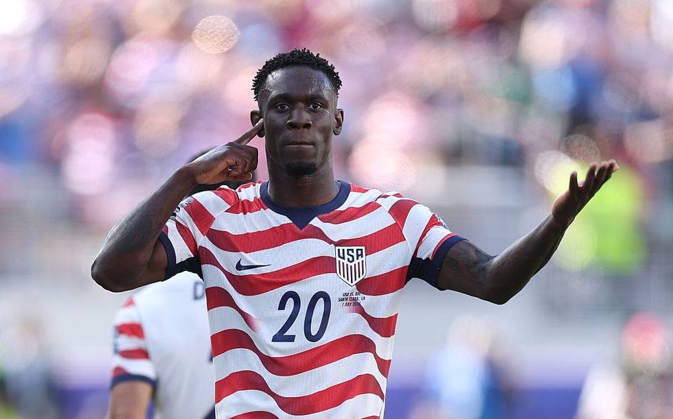 U.S. beats Bosnia-Herzegovina despite red card to keep World Cup dreams alive