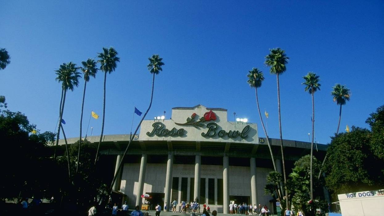 USC, UCLA Kick Off Football Seasons Amid High Heat, Eased Water Rules for Fans