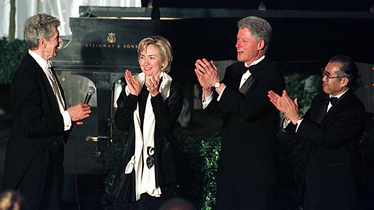 Van Cliburn Listens To The Applause From First Lady Hillary Rodham Clinton, U.S. President Bill Clinton And Prime Minister Keizo Obuchi Of Japan Following His Performance At The White House State Dinner May 3, 1999 In Washington, Dc. (Photo By Pool/Getty Images)