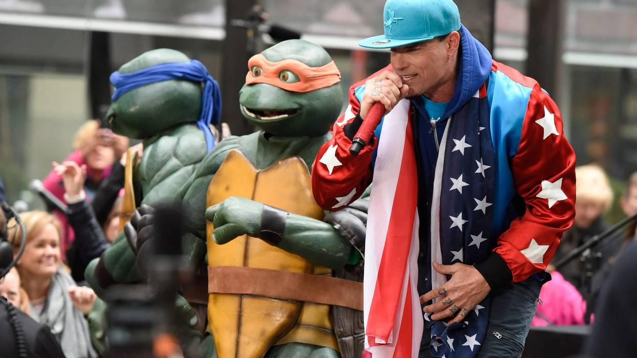 vanilla ice performs with mutant teenage ninja turtles in 2016