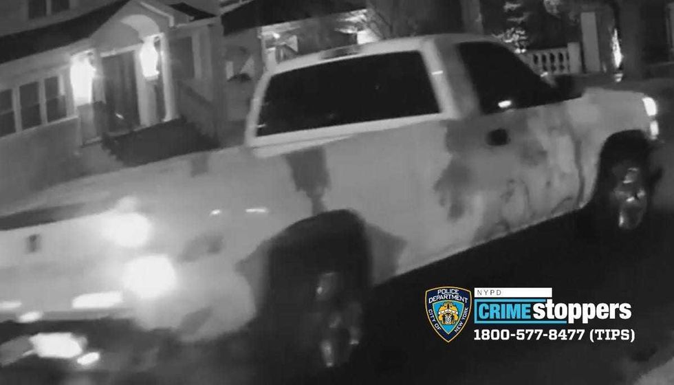 VIDEO: 2 men sought for impersonating police at Queens home