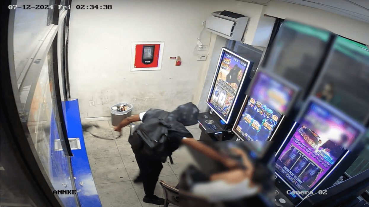 Video: Suspect robs victim at Kensington convenience store, shoots him in neck