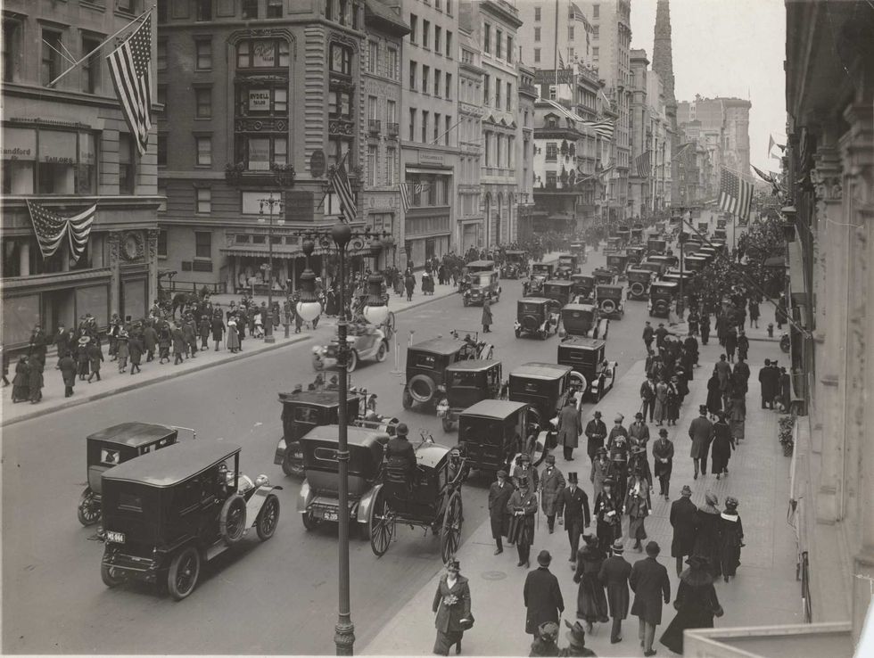 View of Fifth Avenue looking north from 45th Street on December 1919