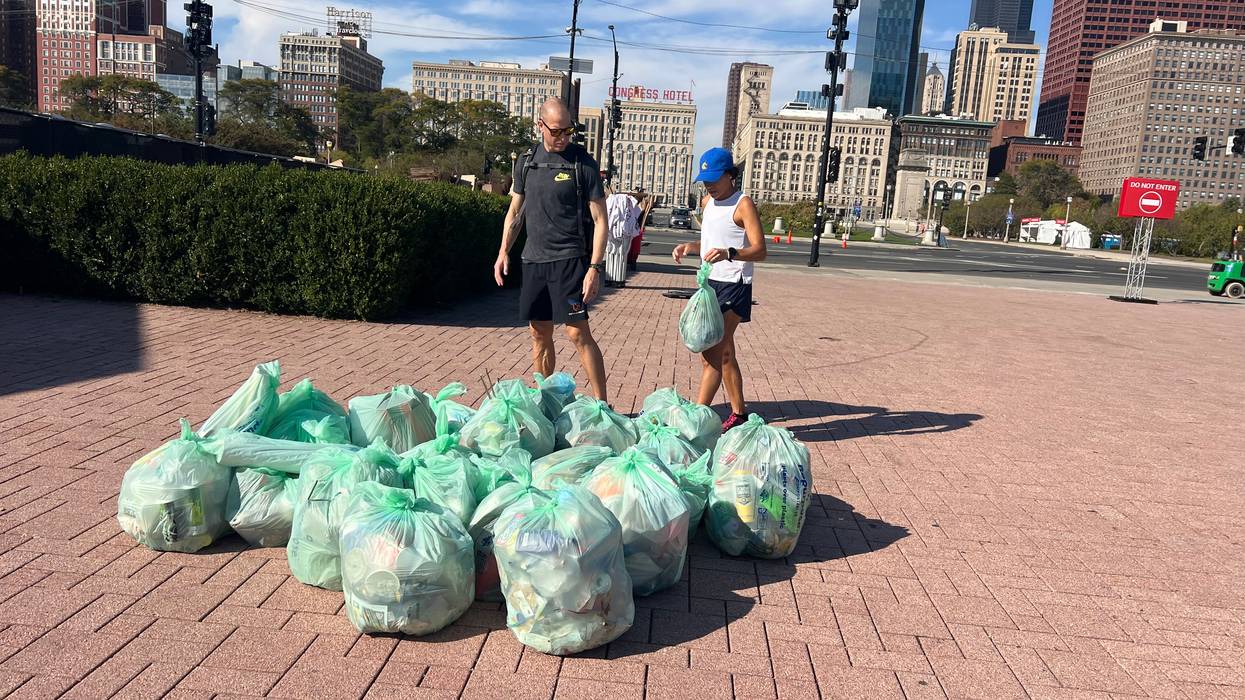 Volunteers Clean Chicago After Marathon
