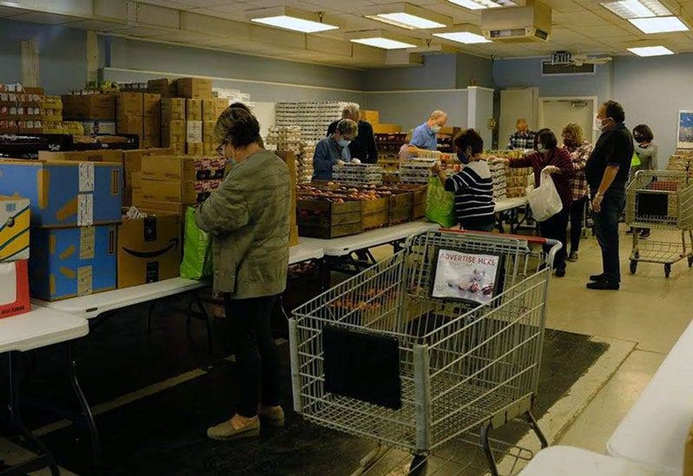 Volunteers help Weekend Backpacks